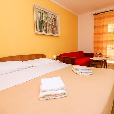 Double Rooms Tomica 2 With Balcony Baška Eksteriør bilde