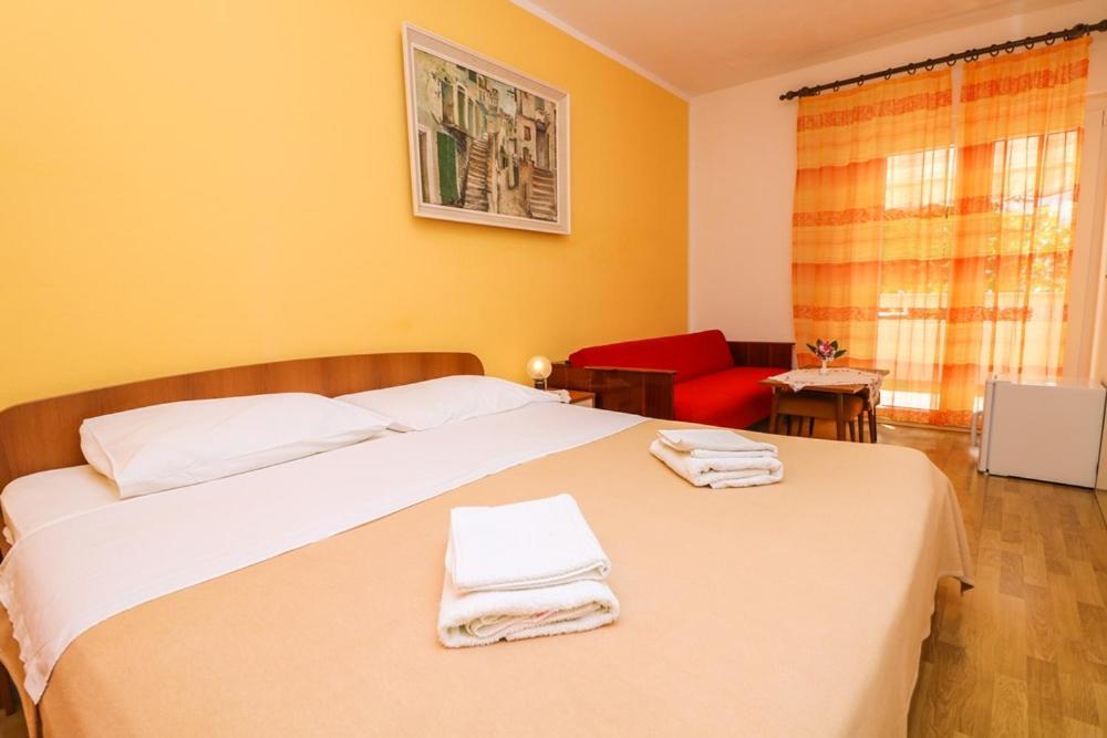 Double Rooms Tomica 2 With Balcony Baška Eksteriør bilde