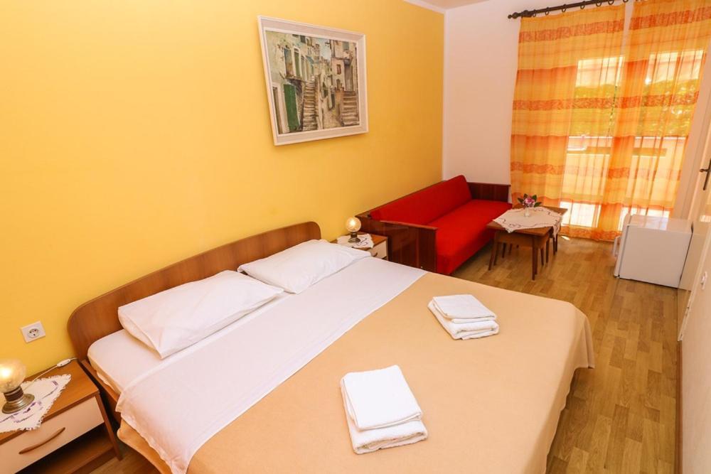 Double Rooms Tomica 2 With Balcony Baška Eksteriør bilde