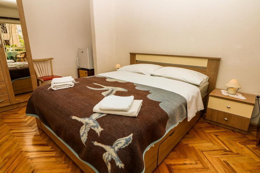 Double Rooms Tomica 2 With Balcony Baška Eksteriør bilde