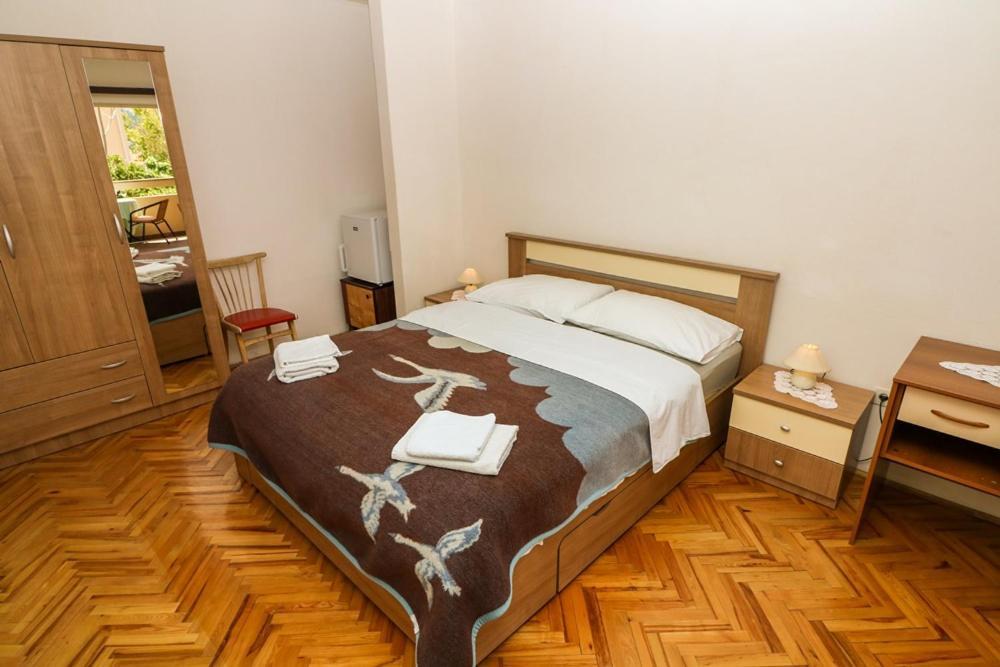 Double Rooms Tomica 2 With Balcony Baška Eksteriør bilde